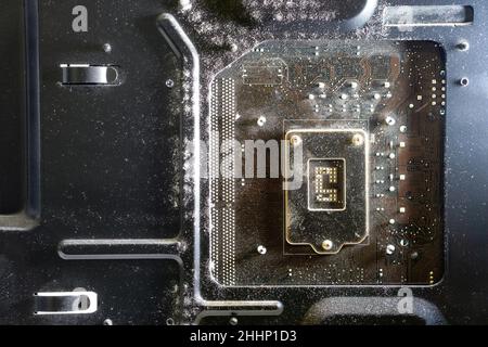 Strato di polvere sul telaio del computer. Pulizia di un computer desktop sporco. Foto Stock