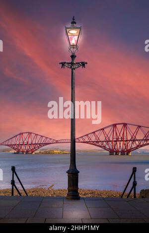 Si tratta di una vista dal South Queensferry che guarda verso lo storico Forth Bridge in Scozia, Regno Unito Foto Stock