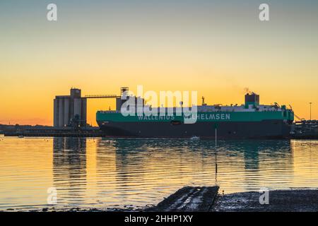 Tramonto sul Southampton Grain Terminal presso l'Eastern Docks - vista da Woolston, Southampton Water, Southampton, Hampshire, Inghilterra, REGNO UNITO Foto Stock