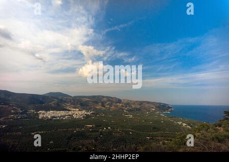 Mattinata, Puglia, Italia: Immagine panoramica della città circondata da ulivi con mare adriatico sulla destra Foto Stock