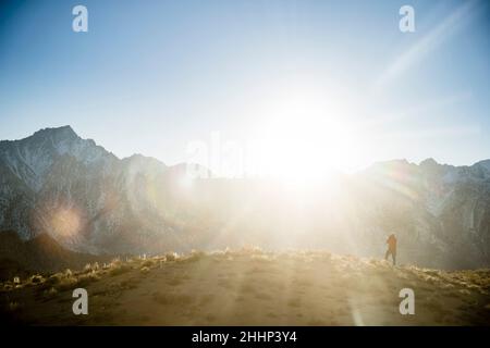 Escursionista scattare fotografie in Alabama Hills, California Foto Stock