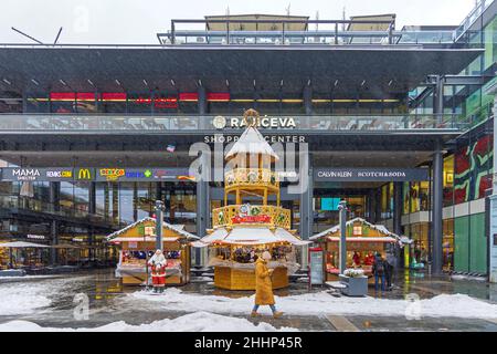 Belgrado, Serbia - 22 gennaio 2022: Mercato invernale congelato di fronte al centro commerciale Raiceva a Cold Day con neve. Foto Stock