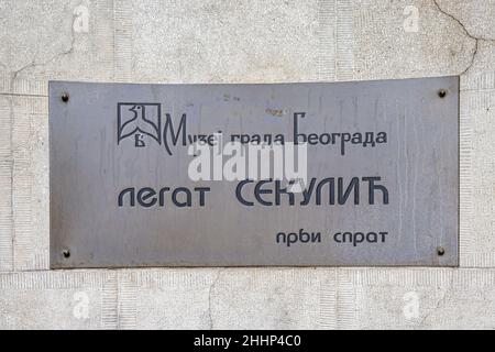 Belgrado, Serbia - 22 gennaio 2022: City Museum Legat Sekulic First Floor Cirillic Sign Board. Foto Stock