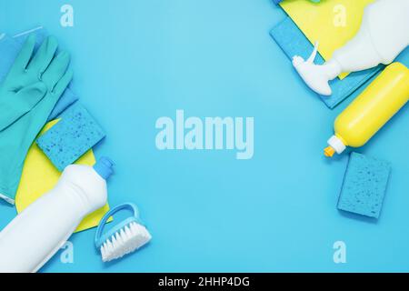 Kit pulizia detersivi tovaglioli spugne guanti, fondo blu. Il concetto di pulizia domestica o servizi aziendali di pulizia Foto Stock