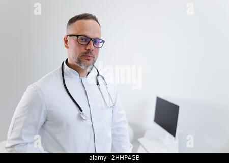 Ritratto di un medico maschile in ufficio Foto Stock