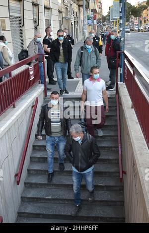 Italia, Roma, 07 maggio 2020 : riapertura, giorno 4 della seconda fase dell'emergenza del Covid-19 a Roma. Le persone che indossano maschere protettive sono avvistate Foto Stock