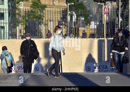 Italia, Roma, 07 maggio 2020 : riapertura, giorno 4 della seconda fase dell'emergenza del Covid-19 a Roma. Le persone che indossano maschere protettive sono avvistate Foto Stock