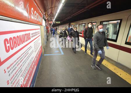 Italia, Roma, 07 maggio 2020 : riapertura, giorno 4 della seconda fase dell'emergenza del Covid-19 a Roma. I pendolari che indossano le maschere protettive sono spotted ste Foto Stock