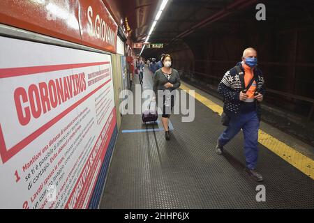 Italia, Roma, 07 maggio 2020 : riapertura, giorno 4 della seconda fase dell'emergenza del Covid-19 a Roma. I pendolari che indossano le maschere protettive sono spotted ste Foto Stock