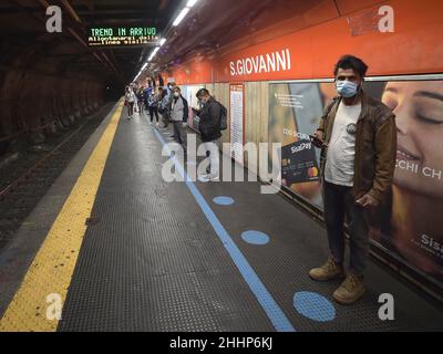 Italia, Roma, 07 maggio 2020 : riapertura, giorno 4 della seconda fase dell'emergenza del Covid-19 a Roma. I pendolari che indossano le maschere protettive sono spotted ste Foto Stock