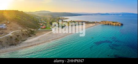 Panorama aereo di un piccolo villaggio greco sulla costa del Mediterraneo. Verdi colline della penisola del Peloponneso, Grecia, Europa. Foto Stock