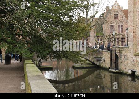 BRUGES, BELGIO - 23 GENNAIO 2022: I turisti affollano sul ponte Boniface in inverno. Foto Stock