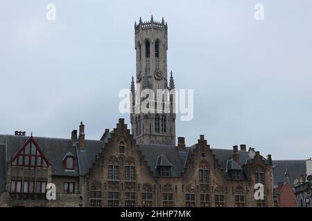 Tipici edifici fiamminghi tra cui il Campanile di Bruges nelle Fiandre, in Belgio. Foto Stock