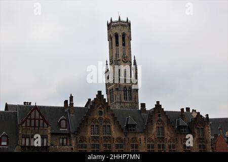 Tipici edifici fiamminghi tra cui il Campanile di Bruges nelle Fiandre, in Belgio. Foto Stock