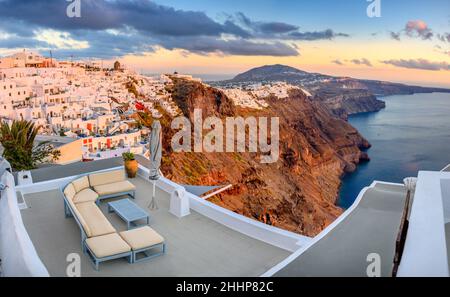 Estate a Santorini. Sedie a sdraio sulla terrazza con vista mare. Relax a Santorini. Famosa destinazione di viaggio Foto Stock