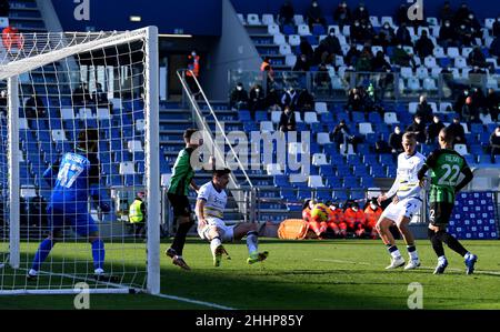 REGGIO EMILIA, ITALIA - GENNAIO 16: Antonin Barak di Hellas Verona FC segna il suo primo goal, durante la serie Una partita tra US Sassuolo e Hellas Verona FC allo Stadio Mapei - Città del Tricolore il 16 Gennaio 2022 a Reggio Emilia, Italia. (Foto tramite MB Media) Foto Stock