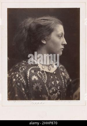 Sappho 1865 Julia Margaret Cameron British, nata India Mary Hillier, una bella giovane casa serva a Dimbola, casa di Cameron a Freshwater, è stato spesso premuto nel servizio fotografico, spesso nel ruolo della Vergine Maria. Riuscì ad assumere le sue varie forme in modo notevolmente inconscio, proiettando sia la dolcezza che la forza del carattere. Hillier è anche il modello di Sappho di Cameron, un ritratto di profilo in stile Quattrocento fiorentino, forse ispirato alle riproduzioni cromolitografiche di dipinti italiani distribuiti dalla Società Arundel, di cui Cameron w Foto Stock