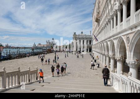 Vista sul Palazzo Ducale e sul molo di San Marco a Venezia. Foto Stock