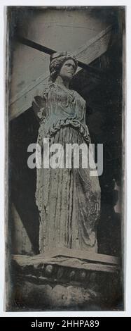 Caryatid, Erechtheion, Atene (56. Athe?nes. Caryatides. Erecht.) 1842 Joseph-Philibert Girault de Prangey l'Erechtheion, il tempio ionico e il santuario di Atena Polias (o Minerva), dea custode della città, era uno dei soggetti preferiti di Girault. Ha fatto una vista dettagliata dei suoi capitelli e dei cariatidi (colonne a forma di figure femminili) che sostengono l'entablature del portico sud. Il diplomatico britannico Lord Elgin ne aveva rimosso uno nel 1806; le cinque figure rimanenti furono rimosse nel 1978 e sono ora al Museo dell'Acropoli. Caryatid, Erechtheion, Atene (56. Athe?nes. Caryatides. Foto Stock
