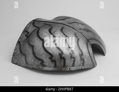 Parte superiore di un cratupper italiano fine 16th o inizio 17th secolo, probabilmente Brescia questa parte superiore di un cratupper comprende due grandi piastre sagomate al cratup del cavallo che sono unite da diversi rivetti sulla spina, Lasciando un'apertura per la coda alla fine. Nella sua forma originale, avrebbe avuto una o più piastre trasversali che la allungano anteriormente, così come diverse grandi piastre ai lati e posteriori che hanno esteso la difesa verso il basso a leggermente al di sotto del livello dell'addome. Quattro fori filettati lungo il giunto piuttosto ruvido dove le due piastre si sovrappongono indicano che il giunto era onc Foto Stock