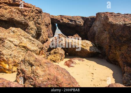 Vista delle spettacolari grotte di Forrest con la bassa marea su Surf Beach, Phillip Island, Victoria, Australia Foto Stock