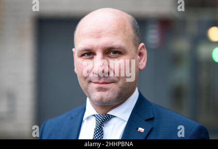 Berlino, Germania. 25th Jan 2022. Szymon Szynkowski vel SEK, vice ministro degli Esteri polacco, si trova di fronte all'Istituto Pilecki in Piazza Parigi dopo un'intervista con l'agenzia di stampa tedesca dpa. Credit: Bernd von Jutrczenka/dpa/Alamy Live News Foto Stock