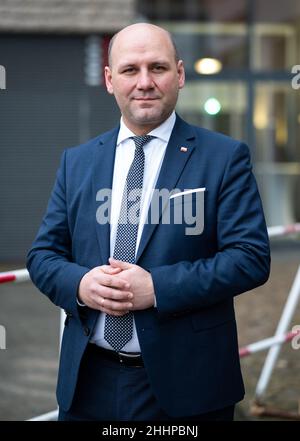 Berlino, Germania. 25th Jan 2022. Szymon Szynkowski vel SEK, vice ministro degli Esteri polacco, si trova di fronte all'Istituto Pilecki in Piazza Parigi dopo un'intervista con l'agenzia di stampa tedesca dpa. Credit: Bernd von Jutrczenka/dpa/Alamy Live News Foto Stock