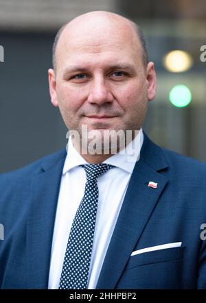 Berlino, Germania. 25th Jan 2022. Szymon Szynkowski vel SEK, vice ministro degli Esteri polacco, si trova di fronte all'Istituto Pilecki in Piazza Parigi dopo un'intervista con l'agenzia di stampa tedesca dpa. Credit: Bernd von Jutrczenka/dpa/Alamy Live News Foto Stock