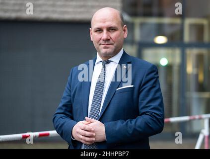 Berlino, Germania. 25th Jan 2022. Szymon Szynkowski vel SEK, vice ministro degli Esteri polacco, si trova di fronte all'Istituto Pilecki in Piazza Parigi dopo un'intervista con l'agenzia di stampa tedesca dpa. Credit: Bernd von Jutrczenka/dpa/Alamy Live News Foto Stock