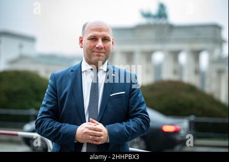 Berlino, Germania. 25th Jan 2022. Szymon Szynkowski vel SEK, vice ministro degli Esteri polacco, si trova di fronte all'Istituto Pilecki su Pariser Platz e di fronte alla porta di Brandeburgo dopo un'intervista con l'agenzia di stampa tedesca dpa. Credit: Bernd von Jutrczenka/dpa/Alamy Live News Foto Stock