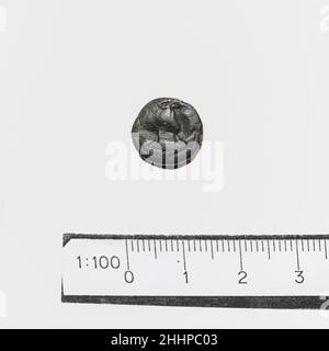 Guarnizione a bobina steatite ca. 1750–1600 a.C. Minoan Goat, quattro petali.. Guarnizione a rocchetto steatite 252148 Minoan, guarnizione a rocchetto Steatite, ca. 1750?1600 a.C., Steatite, diametro 1,15 cm; spessore 0,5 cm. Il Metropolitan Museum of Art, New York. Bequest of Richard B. Seager, 1926 (26.31.197) Foto Stock