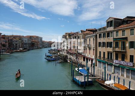 Un uomo sta remando la sua barca lungo il Canal Grande a Venezia, 24 maggio 2020. Foto Stock