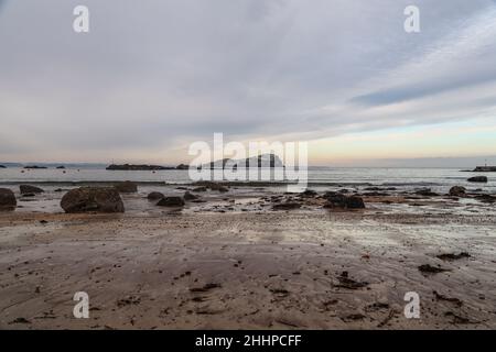 La Legge di Berwick del Nord, a volte abbreviata con la Legge di Berwick, è una collina conica che sorge cospicuamente dal paesaggio circostante. Foto Stock