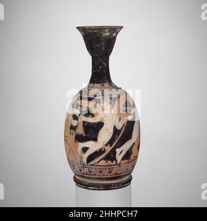 Terracotta squat lekythos (vaso d'olio) inizio 4th secolo a.C. Greco, Afrodite Attico in un carro disegnato sul mare da due Erotes. Terracotta squat lekythos (vaso d'olio) 247363 Foto Stock