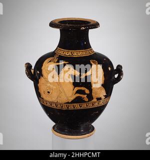 Terracotta idria: Kalpis (vaso d'acqua) 1st quarto del 4th secolo a.C. Greco, Poseidone Attico a cavallo di mare e un youthQuesto vaso inassunto presenta i due protagonisti di uno dei maggiori miti greci. Il dio del mare Poseidone si amora del Pelope, figlio di Tantalo. Quando il Pelope venne a Pisa, ad Elis, si innamorò di Ippodameia, figlia del re Oinomaos. Oinomaos eliminò i suitori di sua figlia assalendoli in una gara di carri. Qui, il Pelops chiede Poseidon per i cavalli che gli permetteranno di vincere il suo premio. Terracotta idria: Kalpis (vaso d'acqua) 251134 Greco, Attico, Terracotta hy Foto Stock