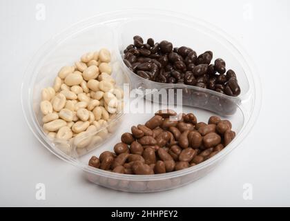 Mix gustoso. Assortimento di noci in cioccolato Foto Stock