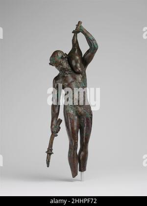 Statuette di bronzo di un satiro con una torcia e una pelle di vino 3rd–2nd secolo a.C. i greci Thiasoi furono celebrazioni giubilanti in onore di Dioniso a cui parteciparono satiri e maenadi. Dalla letteratura antica, impariamo che i tiasoi si sono verificati all'aperto, e spesso di notte. Questo satiro di bronzo fine può essere identificato come un partecipante in uno di tali rivel. Un aspetto insolito della sua iconografia è la torcia invertita, un motivo con un grande potenziale narrativo, perché il satiro può spegnerlo o forse illuminarlo da un focolare. Il vitello pieno implica quest'ultimo ed evoca la promessa di un lungo, boisterous Foto Stock