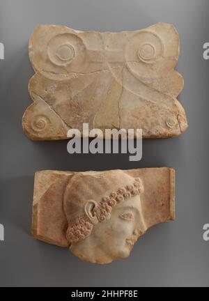 Finale di una stele marmorea (marcatore grave) ca. 525 a.C. Greco, Attico il paio di voluti su questo finale è scolpito con straordinaria sensibilità. L'elemento di coronamento, che manca, può essere un palmette o una sfinge. Quest'ultimo è meno probabile, data la dimensione limitata del blocco di voluta. La scoperta riportata di questo pezzo vicino al bel frammento con la testa di un giovane solleva la possibilità che entrambi appartenessero originariamente alla stessa stele. Finale di stele di marmo (marcatore grave) 254511 Greco, Attico, finale di stele di marmo (marcatore grave), ca. 525 a.C., marmo, Pian, H. 12 3/8 Foto Stock