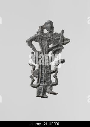 Figura principale di una dea con un'egida, probabilmente Athena 6th–5th secolo a.C. greco, laconiano piccole figurine votive piatte di piombo colato sono state trovate in grandi quantità presso gli antichi santuari di Laconia; Oltre centomila, risalenti al VII secolo a.C. fino all'epoca classica, furono dedicate alla dea Artemis Orthia di Sparta. Figura principale di una dea con un'egida, probabilmente Athena 251618 Greco, Laconiano, figura principale di una dea con un'egida, probabilmente Athena, 6th?5th secolo a.C., piombo, altezza: 1 7/8 pollici. (4,7 cm). Il Metropolitan Museum of Art, New York. Dono Di Un Foto Stock