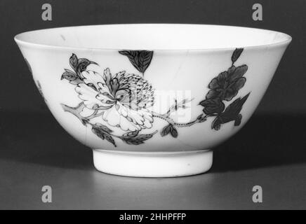 Ciotola con fiori (uno di un paio) metà del 18th secolo Cina. Ciotola con fiori (uno di un paio). Cina. Metà del 18th secolo. Porcellana dipinta in smalti policromi (Jingdezhen ware). Dinastia Qing (1644-1911), periodo Qianlong (1736-95). Ceramica Foto Stock