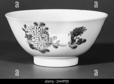 Ciotola con fiori (uno di un paio) metà del 18th secolo Cina. Ciotola con fiori (uno di un paio). Cina. Metà del 18th secolo. Porcellana dipinta in smalti policromi (Jingdezhen ware). Dinastia Qing (1644-1911), periodo Qianlong (1736-95). Ceramica Foto Stock