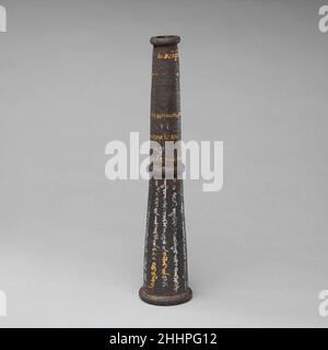 Presa da uno Spearhead o uno staff Ceremonial ca. 1607–17 tibetano o mongolo questa presa sembra essere l'unica opera d'ironwork conosciuta con un'iscrizione dedicata in due lingue in tibetano e Mongolia. La metà superiore è circondata da undici linee orizzontali di tibetano, alternativamente smorzate in oro e argento. La metà inferiore ha quattordici linee verticali di Mongolia classica, per lo più in argento, ma con alcune parole evidenziate in oro. L'iscrizione è dedicata a Yonten Gyasto (1589-1617), il quarto Dalai lama, che era il grande nipote del regnante mongolo Altan Khan. E 'anche iden Foto Stock