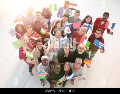 Gruppo di persone diverse che sventolano bandiere dall'alto Foto Stock