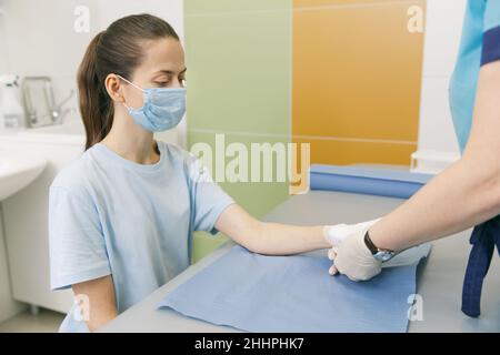 Un medico si è avvolto intorno al polso per primo soccorso. Applicazione di bende sulle mani del paziente, concetti di pronto soccorso e lesioni al polso Foto Stock