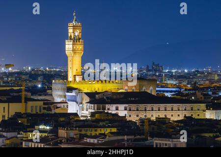 Vista notturna della Torre Arnolfo di Palazzo Vecchio in Piazza della Signoria. Rinascita italiana. Scatto da piazza Michelangelo. Firenze, Toscana - 12 Jan Foto Stock
