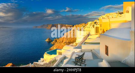 Tramonto pittoresco su famoso resort vista sulla città di Oia sull'isola di Santorini, Grecia, Europa. Viaggi di lusso. Famoso paesaggio di viaggio. Vacanze estive. T Foto Stock