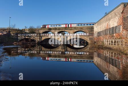 Arriva Crosscountry treni classe 220 che attraversano il viadotto a Burton Weir, River Don, Attercliffe, Sheffield, si riflette nell'acqua sottostante Foto Stock