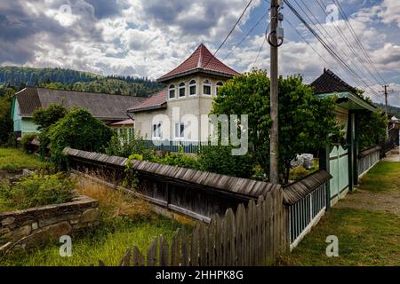 Storiche case in legno nella Bucovina di Romania Foto Stock