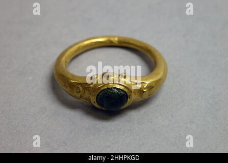 Anello con pietra verde in circolare impostazione seconda metà della 8th-seconda metà del 10th secolo Indonesia (Java). Anello con pietra verde in posizione circolare. Indonesia (Java). Seconda metà del 8th-seconda metà del 10th secolo. Oro con pietra verde. Periodo giavanese centrale. Gioielli Foto Stock