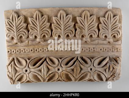 Decorazioni murali con design vegetale e geometrico ca. 6th secolo d.C. i rilievi Sasanian Stucco sono stati comunemente usati per decorare gli iwans e le sale di ricezione delle case Sasanian d'elite. Molti esempi sono stati trovati nelle case scavate nella zona di Ctesifon compreso questo frammento da Umm ez-Za'tir che probabilmente faceva parte della decorazione di un arco. L'uso di stampi per la realizzazione di stucchi ha consentito la creazione di modelli ripetitivi su larga scala come motivi geometrici e vegetali. La città di Ctesiphon si trova sulla riva orientale del fiume Tigris, 20 miglia (32 km) a sud della moderna Baghdad in Iraq Foto Stock